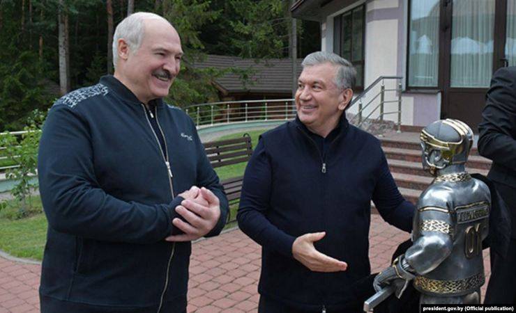 Александр Лукашенко - Шавкат Мирзиеев - Николай Лукашенко - Лукашенко подарили его же метровую статую с Колей в животе — фото, видео - gomel.today - Узбекистан