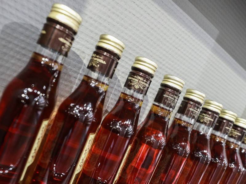 Полицейские изъяли в Подмосковье 50 тонн контрафактного алкоголя - news.ru - Россия - Московская обл.