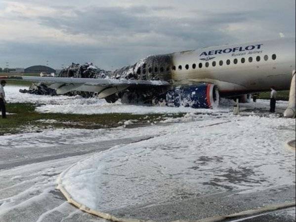 Источник в СКР назвал причину пожара на борту SSJ-100 в Шереметьево - polit.ru - Россия - Шереметьево