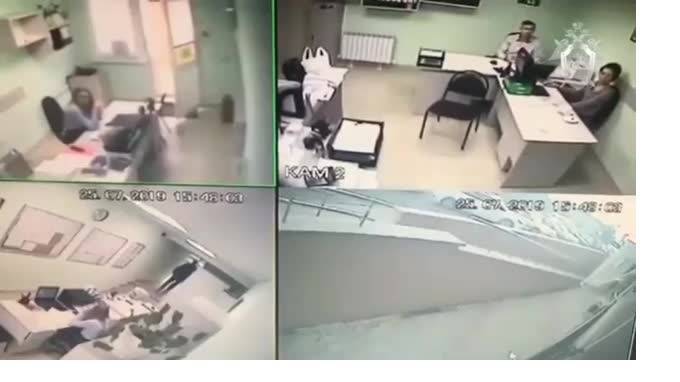 Видео: в Ставрополе мужчина в офисе нанес 4 удара ножом бывшему коллеге из-за личной неприязни - piter.tv - Россия - Нападение