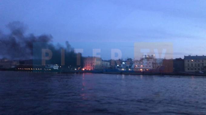 На Васильевском острове горели иномарки. Дым заметили в центре города - piter.tv - Санкт-Петербург