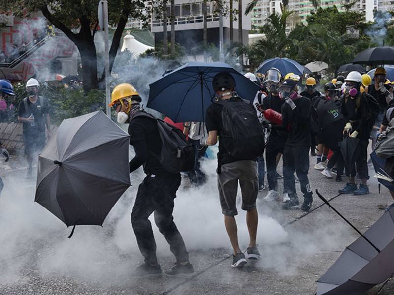 Полиция разогнала демонстрантов слезоточивым газом в Гонконге - news.ru - Китай