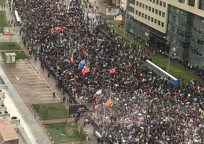 Юрий Дудь - Леонид Парфенов - В митинге на проспекте Сахарова участвуют более семи тысяч человек - ya62.ru - Москва