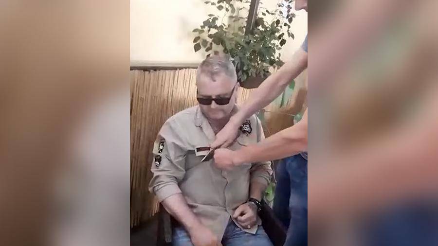 На Украине мужчине порезали одежду из-за российской символики - iz.ru - Хмельницкий
