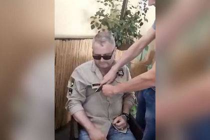 На Украине мужчине порезали одежду из-за российской символики - lenta.ru - Украина - Хмельницкий