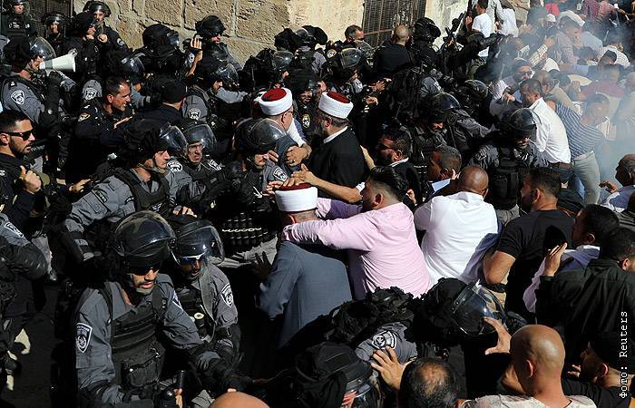 В Иерусалиме между мусульманами и полицией произошли столкновения - interfax.ru - Москва - Израиль - Иерусалим - Иерусалим