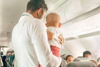 Сердобольный бортпроводник успокоил младенца в самолете - lenta.ru - США - Paris