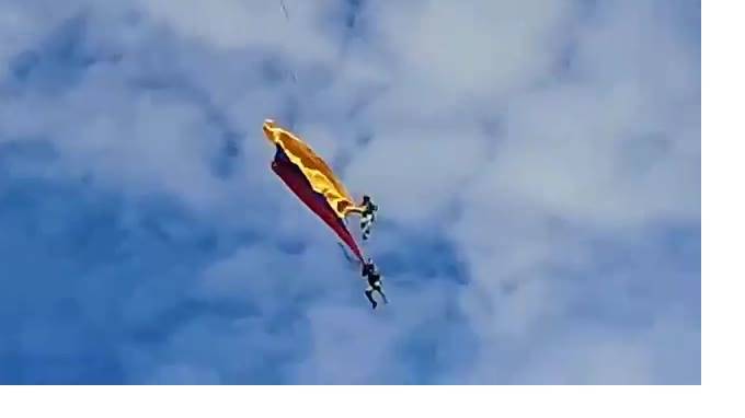 Момент падения с высоты двух военных во время шоу в Колумбии попал на видео - piter.tv - Колумбия