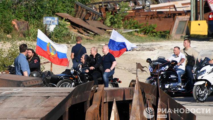 Владимир Путин - Михаил Развожаев - Сергей Аксенов - Развожаев - Развожаев готов заплатить штраф за поездку с Путиным на мотоцикле без шлема - crimea.ria.ru - Россия - Крым - Севастополь