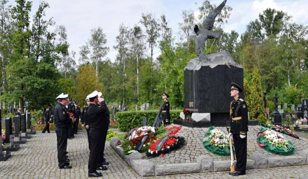 На Серафимовском кладбище почтили память моряков подводной лодки «Курск» - gorod-plus.tv - Санкт-Петербург - Курск