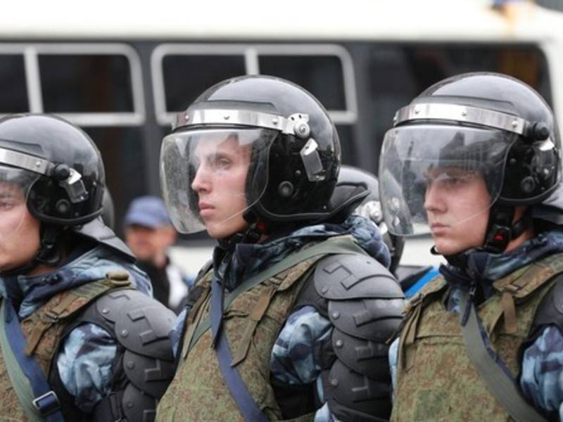 Глава СПЧ призвал завести уголовное дело на ударившего девушку полицейского - news.ru