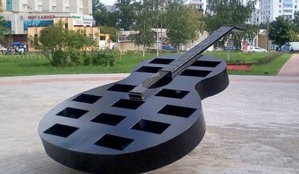 Виктор Цой - Клумба в форме гитары появилась на месте будущего памятника Виктору Цою - gorod-plus.tv