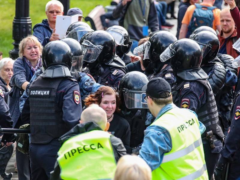Дмитрий Песков - Кремль осудил жестокость полиции на акциях протеста - news.ru - Россия