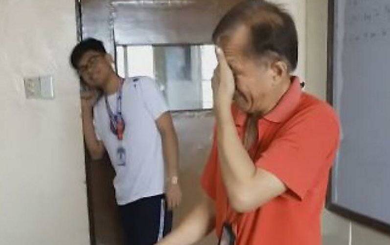 Филиппинские школьники растрогали до слёз учителя, подарив ему башмаки - bloknot.ru