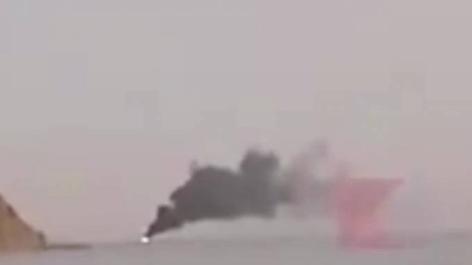 В акватории Черного моря у бухты Инал загорелось и затонуло рыболовецкое судно - piter.tv