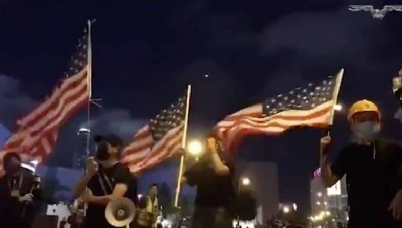 Акции протеста в Гонконге: участники размахивают американскими флагами и поют гимн США - usa.one - Китай - США - Гонконг