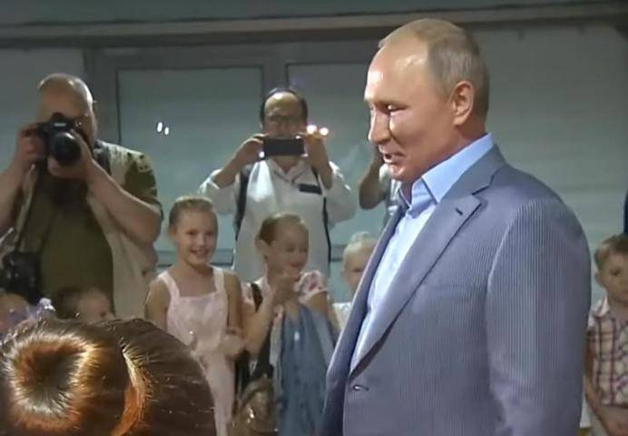 Владимир Путин - Путин опустился на колено перед юной балериной и поцеловал ей руку - vm.ru - Россия - Севастополь - Владимир Путин