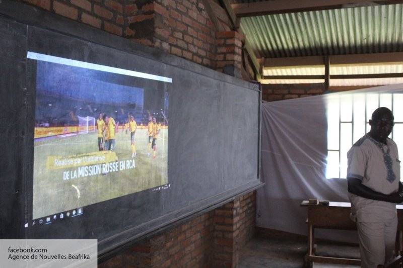 Миссия РФ провела уроки истории в школах ЦАР в честь Дня независимости страны - politros.com - Банги