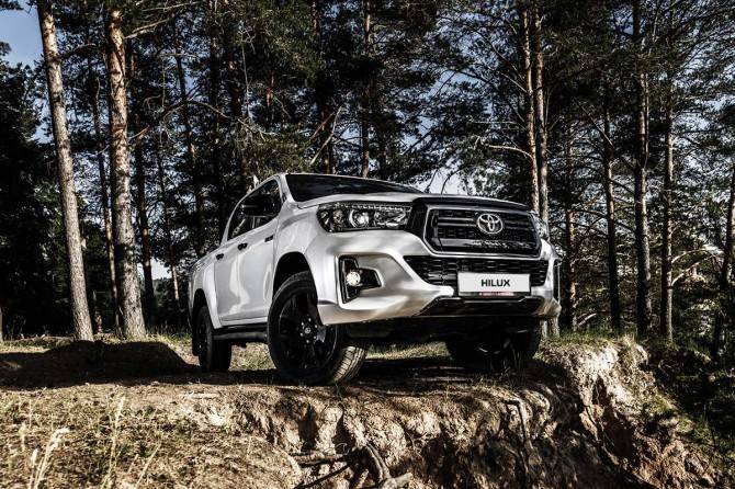 Toyota начинает продажи в России новой топовой версии пикапа Hilux - autostat.ru - Россия