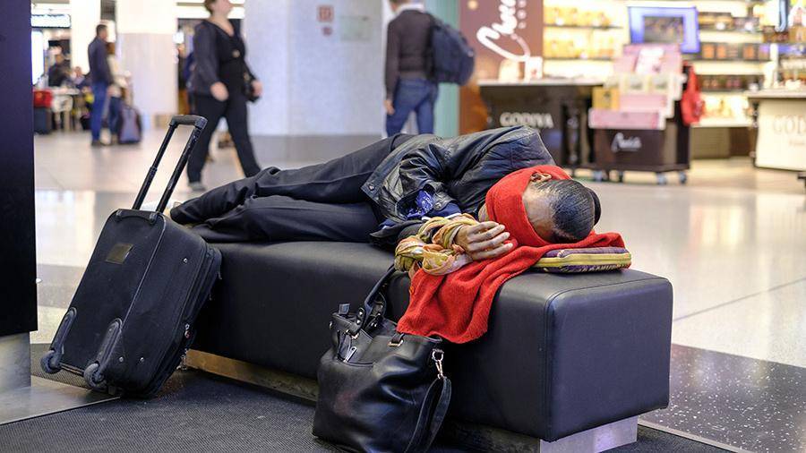 Свыше 1,7 тыс. человек в Японии провели ночь в аэропорту из-за тайфуна «Кроса» - iz.ru - Япония - Осака