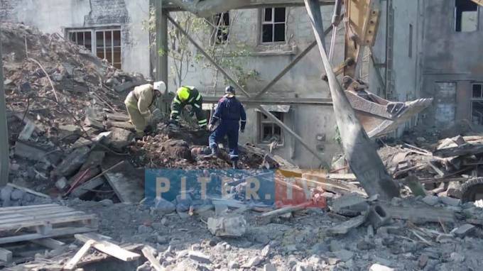 Появились фото и видео с места обвала стены в Волхове - piter.tv