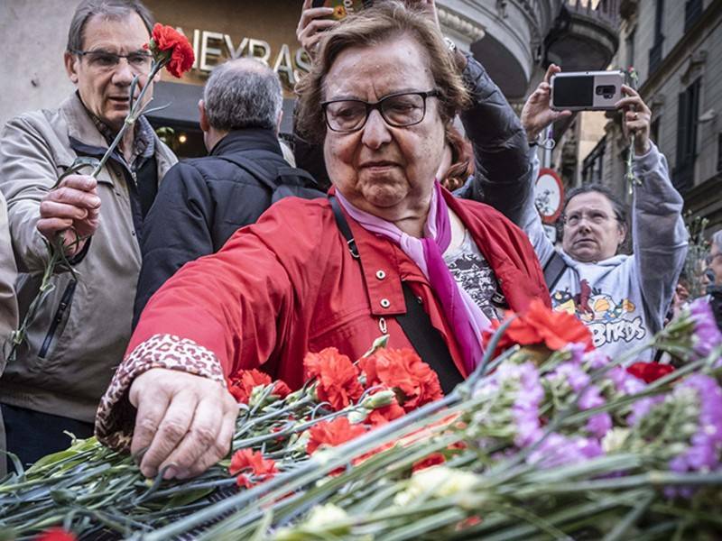 Жители Барселоны почтили память жертв теракта в Каталонии - news.ru - Барселона - Каталония