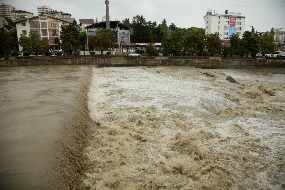 Из-за ливня вода в реках Сочи поднялась до опасного уровня. РЕН ТВ - ren.tv - Сочи - Краснодарский край - с. Веселое