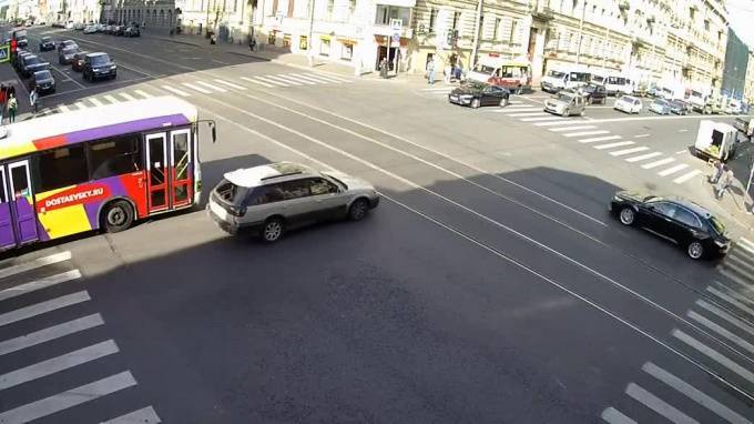 Разбитые автомобили перегородили трамвайные рельсы на Среднем проспекте Васильевского острова - piter.tv - Санкт-Петербург