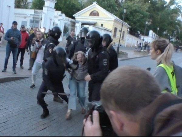 Татьяна Молоканова - Дарья Сосновская - Протокол на избитую на митинге в Москве девушку вернули в полицию - polit.ru - Москва