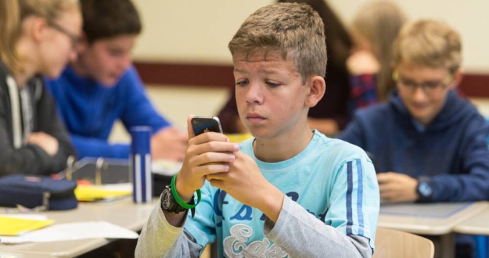 Сергей Комков - Эксперты поддержали предложение ограничить использование смартфонов в школах - m24.ru - Москва