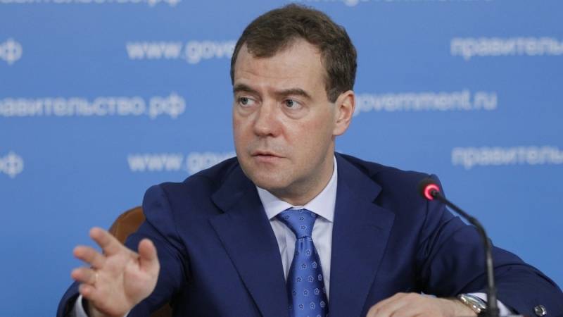 Дмитрий Медведев - Медведев обязал системы бронирования авиабилетов перенести сервера в Россию - polit.info - Россия