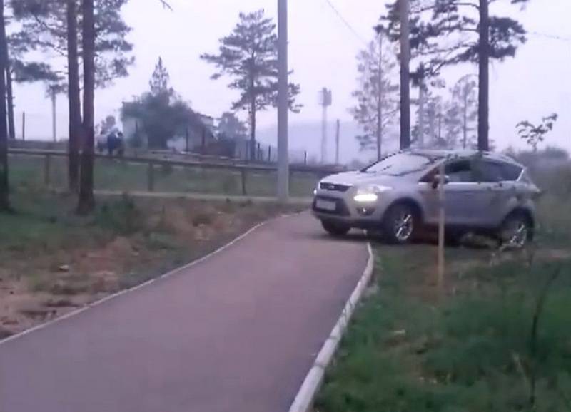 «Быдло в Улан-Удэ»: в парке по тротуарам и велосипедным дорожкам разъезжал «Форд» - infpol.ru - Улан-Удэ - респ.Бурятия