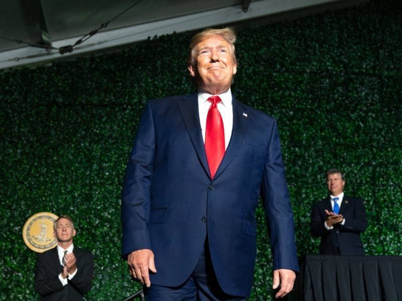Пользователи Сети посмеялись над насекомым в волосах Трампа - news.ru - США - Монголия