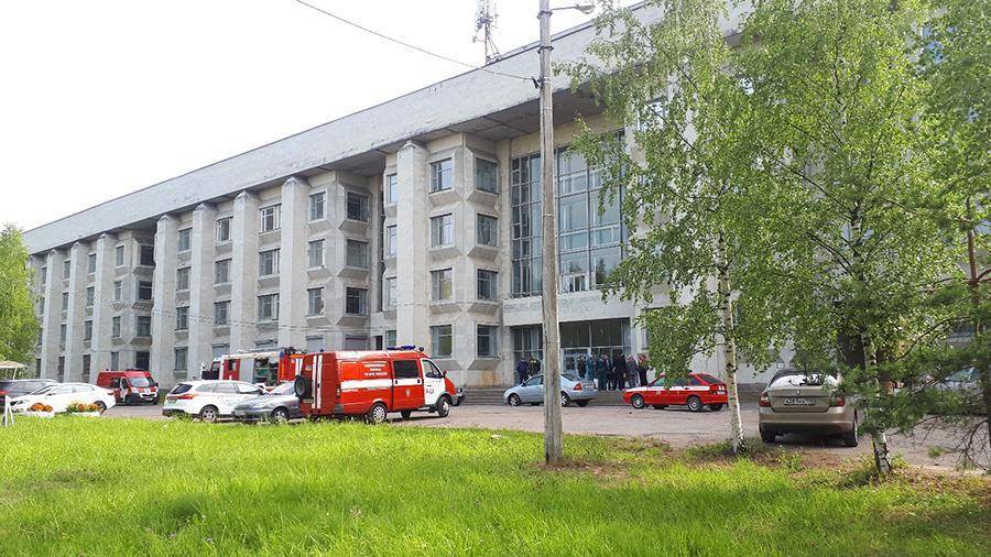 200 человек эвакуировали из вуза в Петербурге из-за баллонов с ядовитым газом - iz.ru - Иркутская обл.