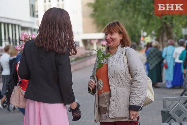 Сыктывкарские модницы выгуляли элегантные наряды и подарили девушкам и женщинам цветы - bnkomi.ru - респ. Коми