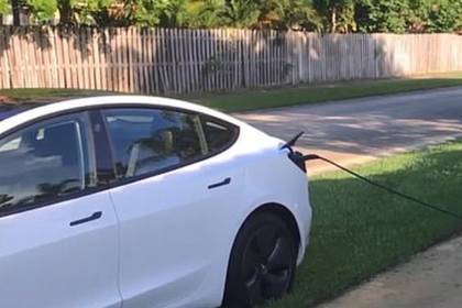 Владелец Tesla бросил машину ради бесплатной подзарядки - newtvnews.ru - шт.Флорида