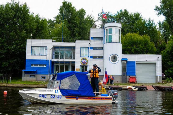 Водитель автомобиля, упавшего в Яузу с Рубцовской площади, не пострадал - vm.ru - Москва