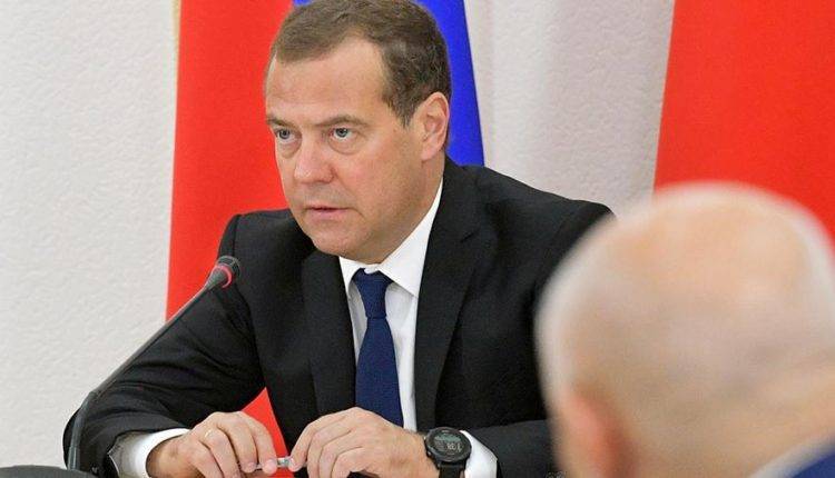 Дмитрий Медведев - Медведев обязал сервисы бронирования авиабилетов перенести серверы в Россию - newtvnews.ru - Россия