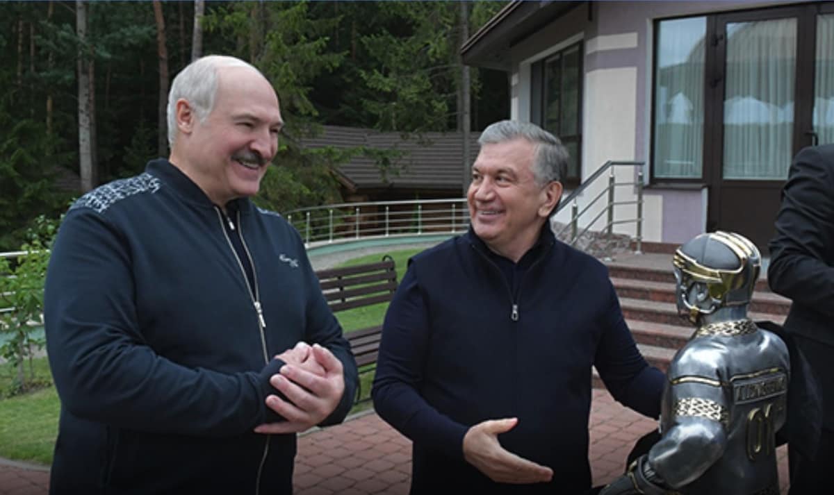 Александр Лукашенко - Шавкат Мирзиеев - Николай Лукашенко - Мирзиеев подарил Лукашенко хоккеиста "с секретом" (видео) - nur.kz - Узбекистан - Белоруссия