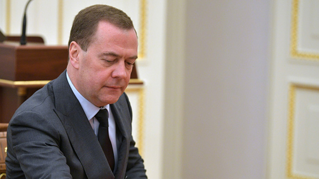 Дмитрий Медведев - "Мы все теряем деньги, а кто-то наслаждается ситуацией": Медведев не сдержал эмоций, упрекнув недобросовестных подрядчиков - tsargrad.tv - Россия