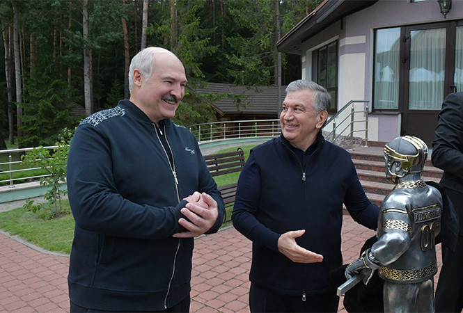 Александр Лукашенко - Шавкат Мирзиеев - Шавкат Мирзиеев подарил Александру Лукашенко скульптуру с секретом - mir24.tv - Узбекистан - Белоруссия - Минск