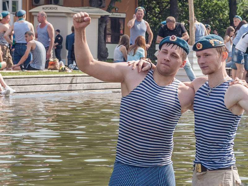 Депздрав не рекомендует десантникам купаться в фонтанах - news.ru - Москва