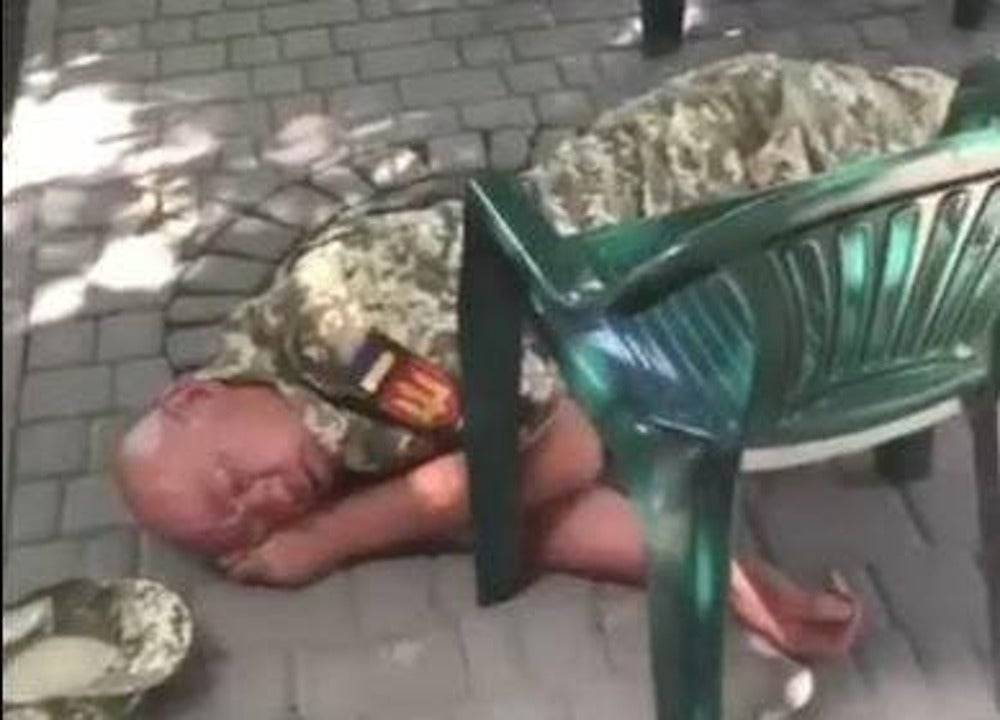 Пьяные бойцы ВСУ в Первомайске показали, как проходят солдатские будни - news-front.info - Украина - Первомайск