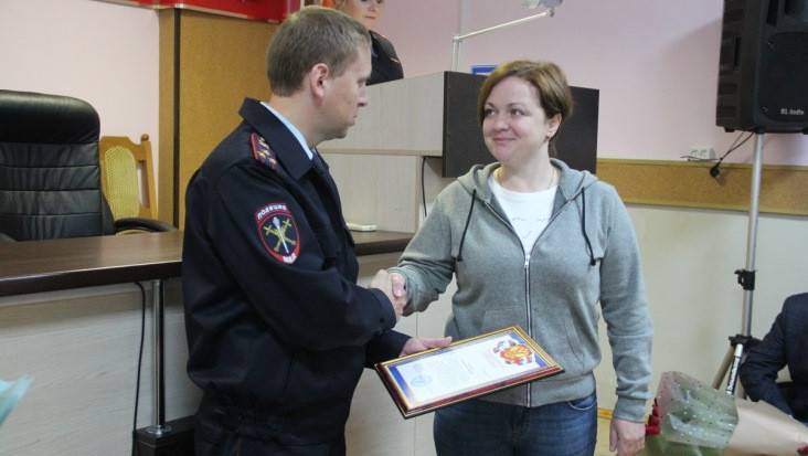 Жительницу Брянска наградили за помощь в задержании воров - bragazeta.ru - Брянск - район Бежицкий