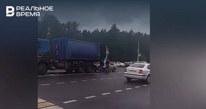 В Уфе празднующие день ВДВ десантники на машине врезались в грузовик - realnoevremya.ru - Россия - Башкирия - Воронеж - Уфа