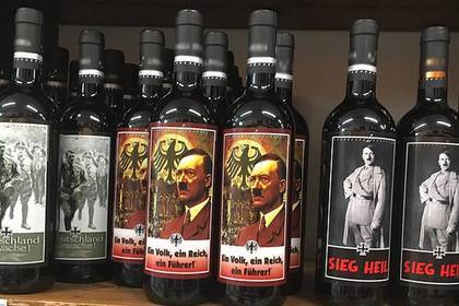 Адольф Гитлер - Бенито Муссолини - Туристка удивилась обилию подарков с Гитлером в сувенирной лавке - lenta.ru - Англия - Италия - Германия
