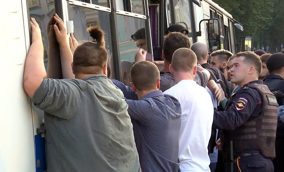 Кирилл Жуков - Суд арестовал трех фигурантов дела о незаконной акции в Москве - tvc.ru - Москва - Таджикистан