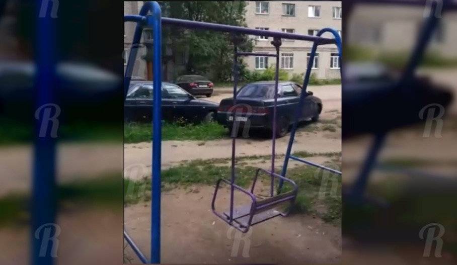 Особо избранные смоляне в Промышленном районе превратили детскую площадку в парковку - readovka.ru