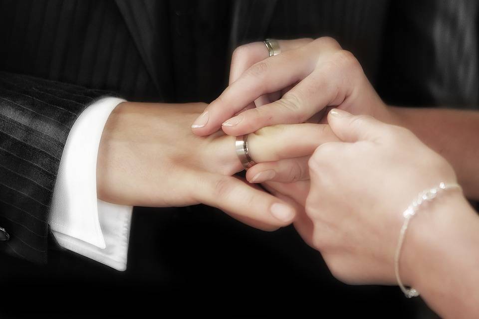 Невесту с кольцом за $4000 подняли на смех в Сети за желание сэкономить на свадьбе - lemurov.net - Австралия