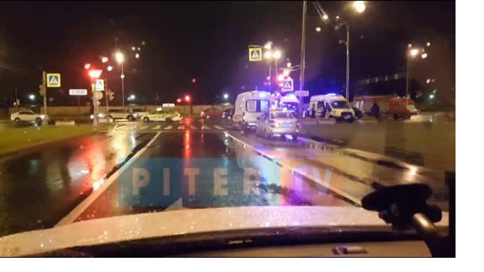 Четыре человека пострадали в массовом ДТП на Суздальском проспекте - piter.tv - Санкт-Петербург - р-н Выборгский